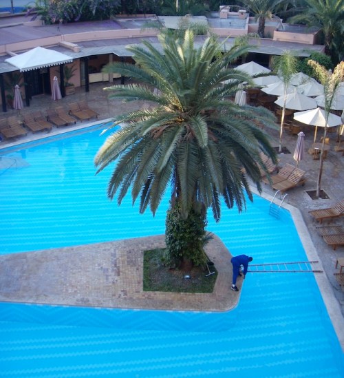 A groundskeeper prepares the first tee at Sandy Bottoms’ Beach Resort’s new underwater gold course for Friday’s grand opening.